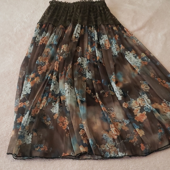 Pleated Brown Floral and lace Skirt - Picture 2 of 3